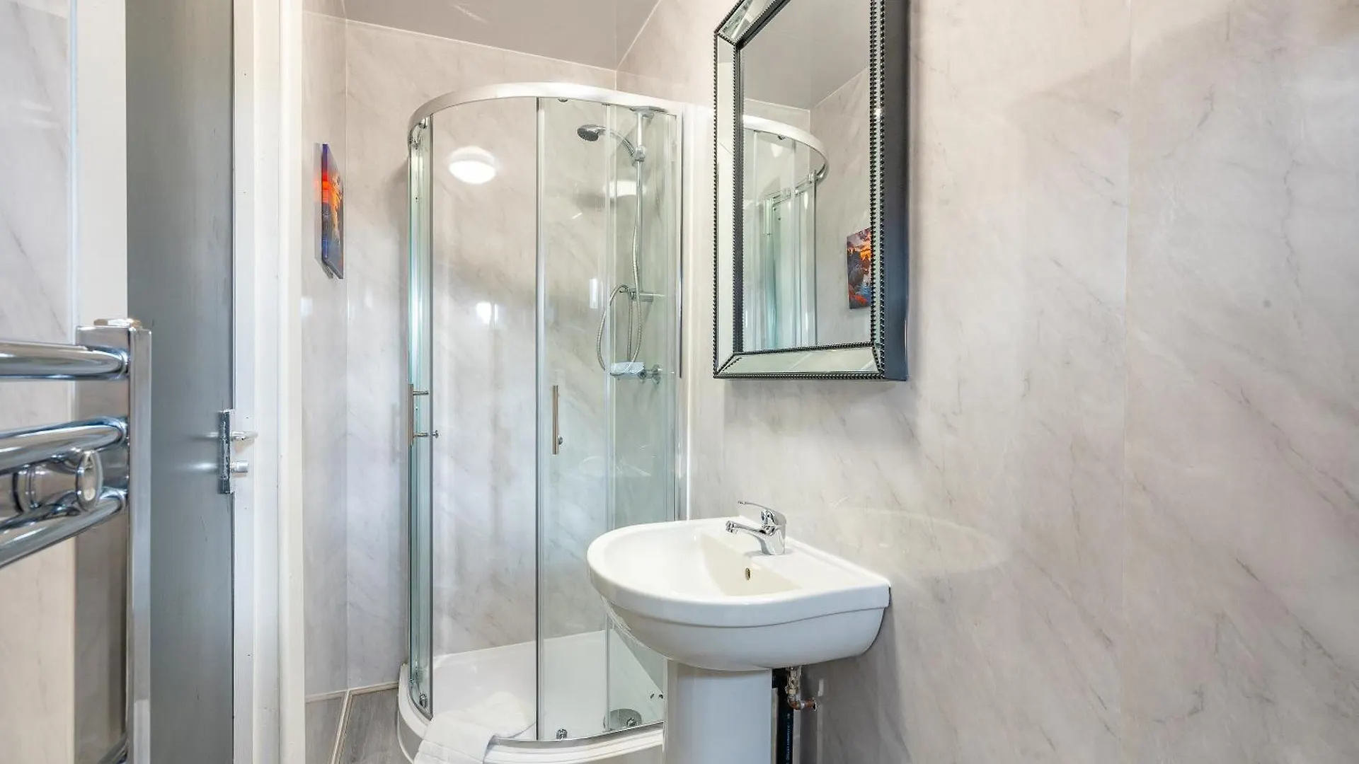 *Rb246* For Your Most Relaxed & Cosy Stay + Free Parking + Free Fast Wifi * Leeds  0*, Leeds (West Yorkshire)